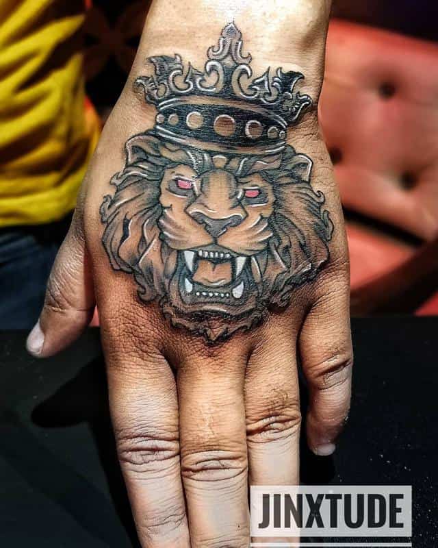 León con corona tatuaje en mano 1