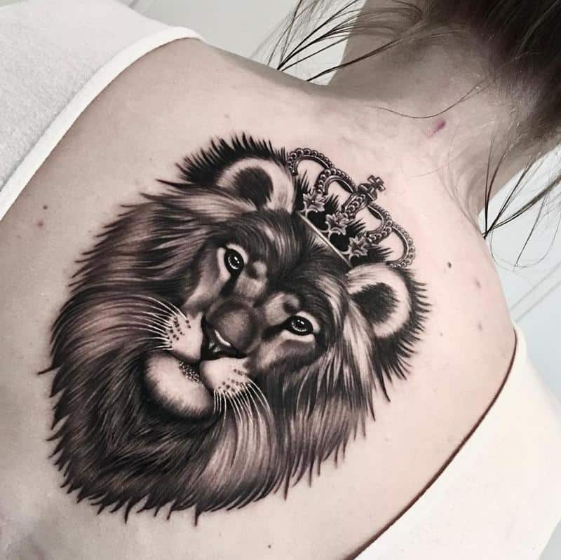 Tatuaje de cabeza de león con corona 3