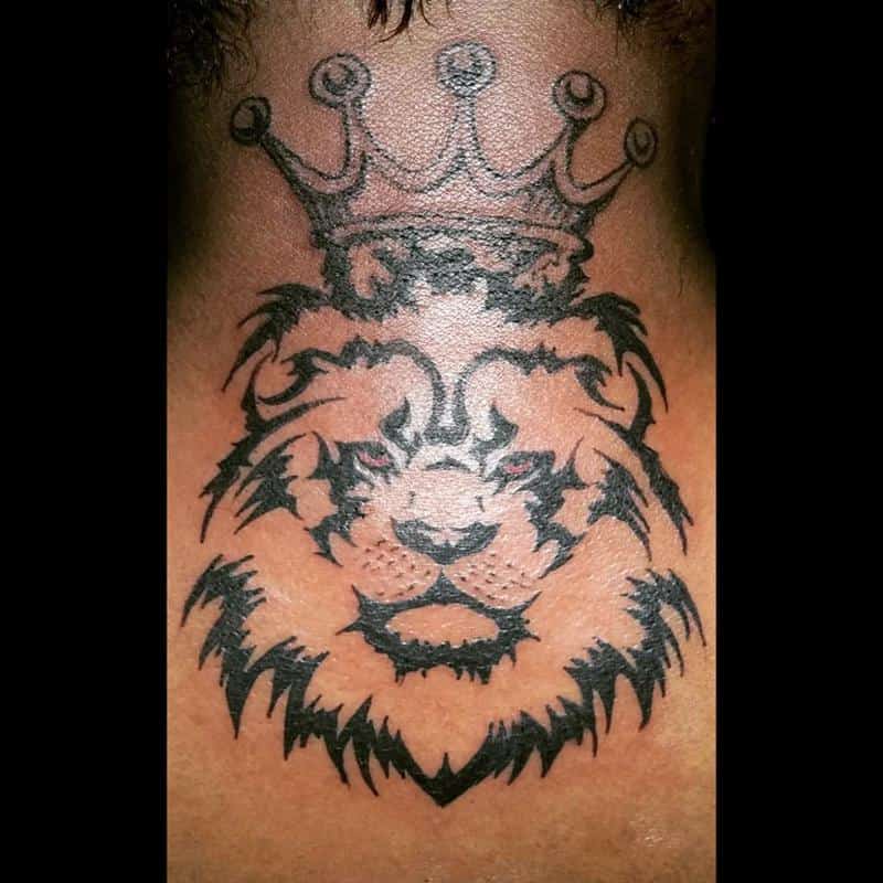 León minimalista con tatuaje de corona 2