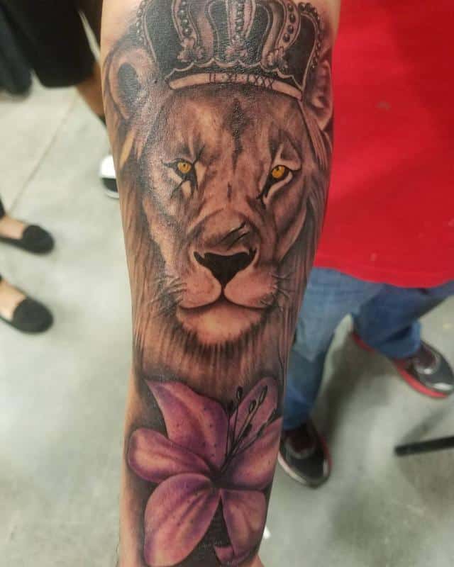 León Con Corona Brazo Manga 3