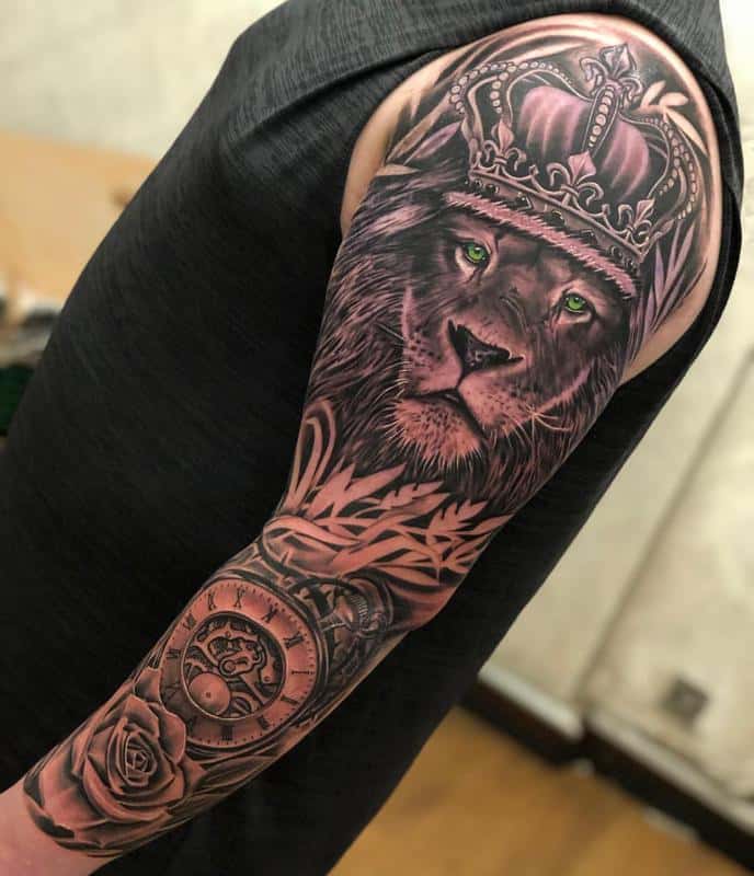 León con manga de brazo de corona 1