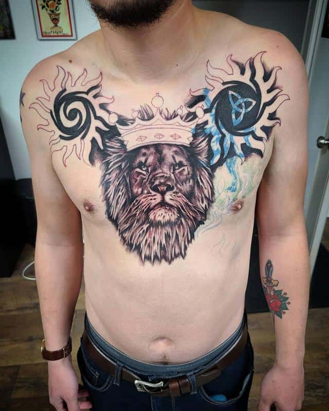 León con corona en el pecho tatuaje 1