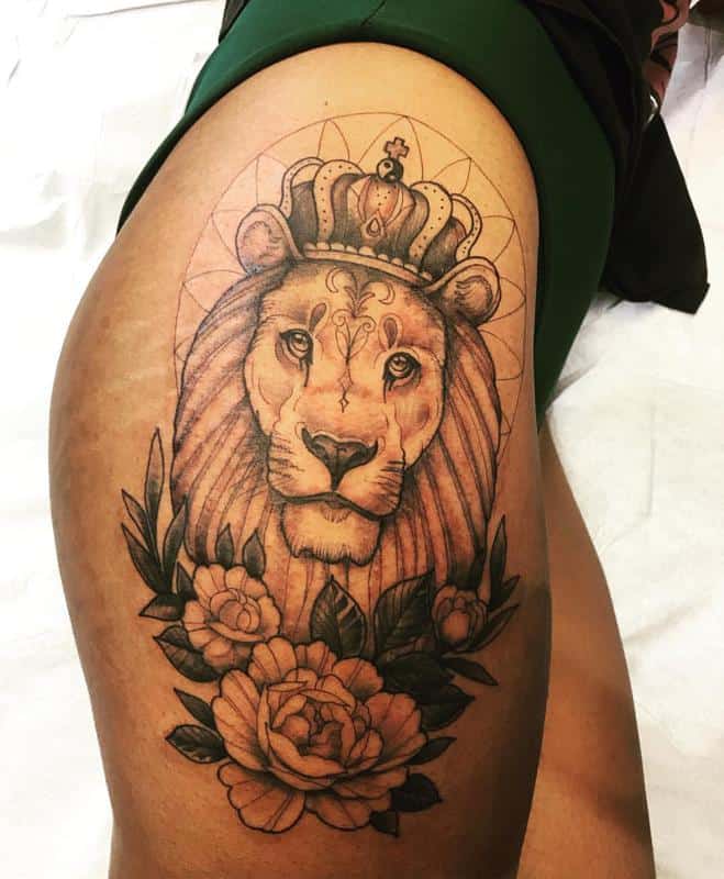 León con corona pierna tatuaje 2