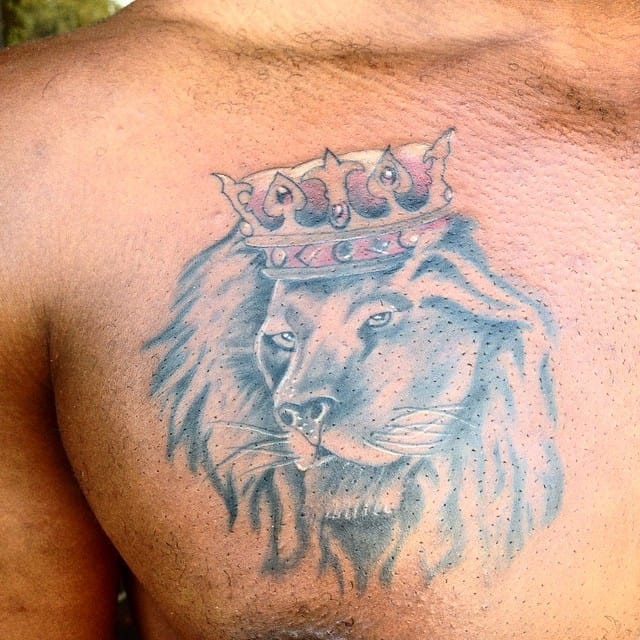 León con corona en el pecho tatuaje 3