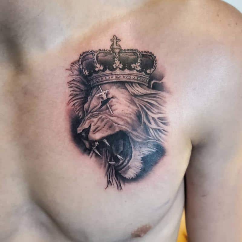 León con corona en el pecho tatuaje 2