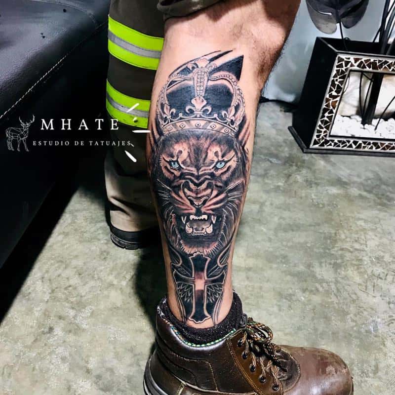 León con corona pierna tatuaje 3