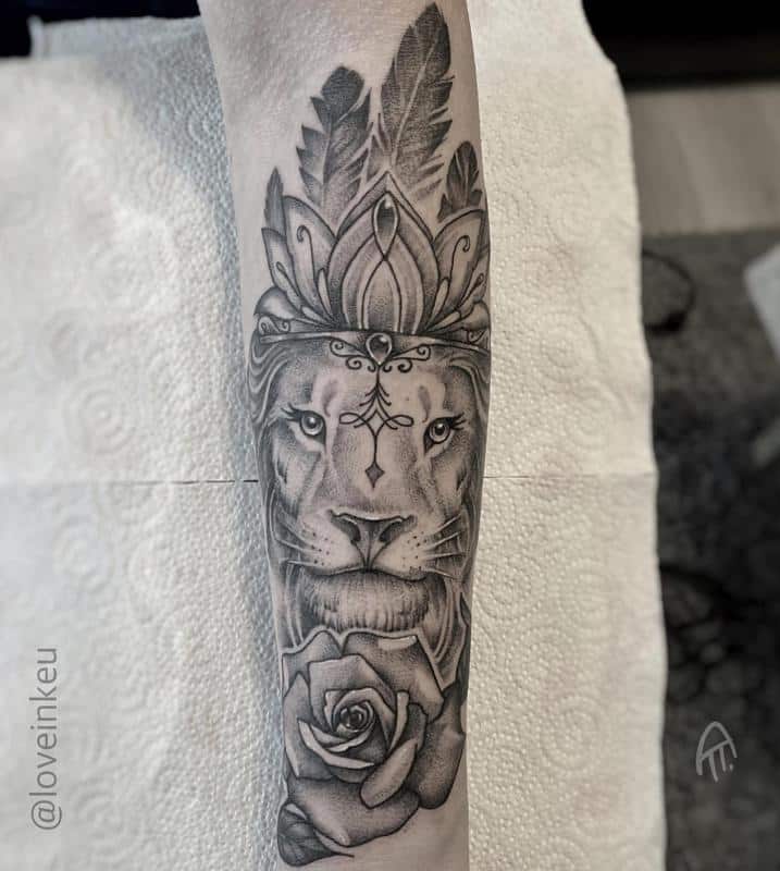 León floral con tatuaje de corona 3