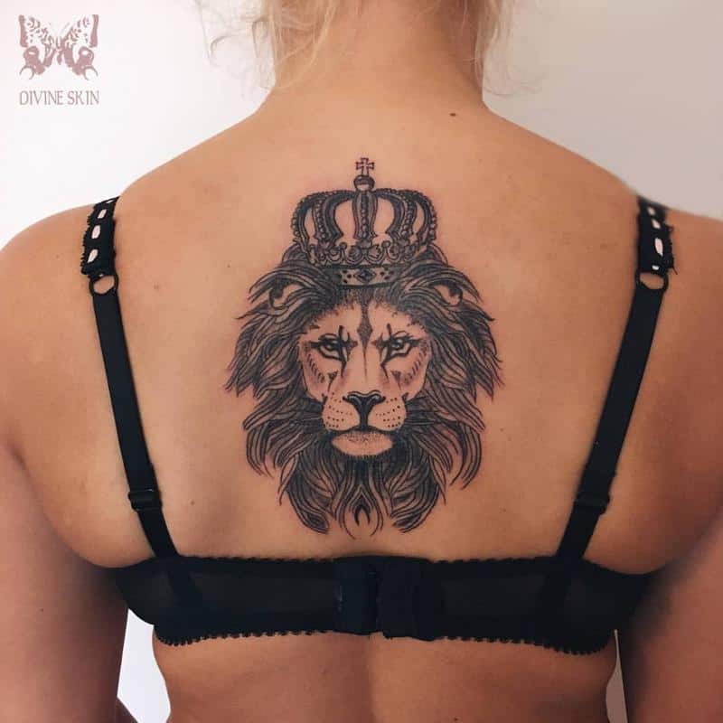 León con corona espalda tatuaje 1