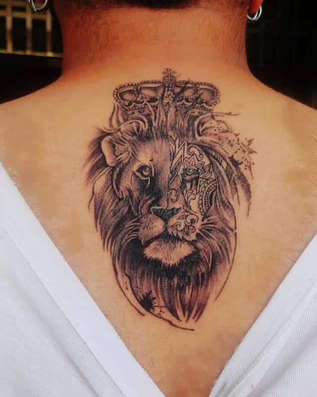 León con corona espalda tatuaje 2