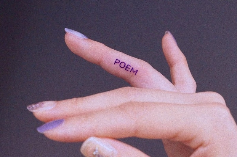 tatuaje de poema en el dedo