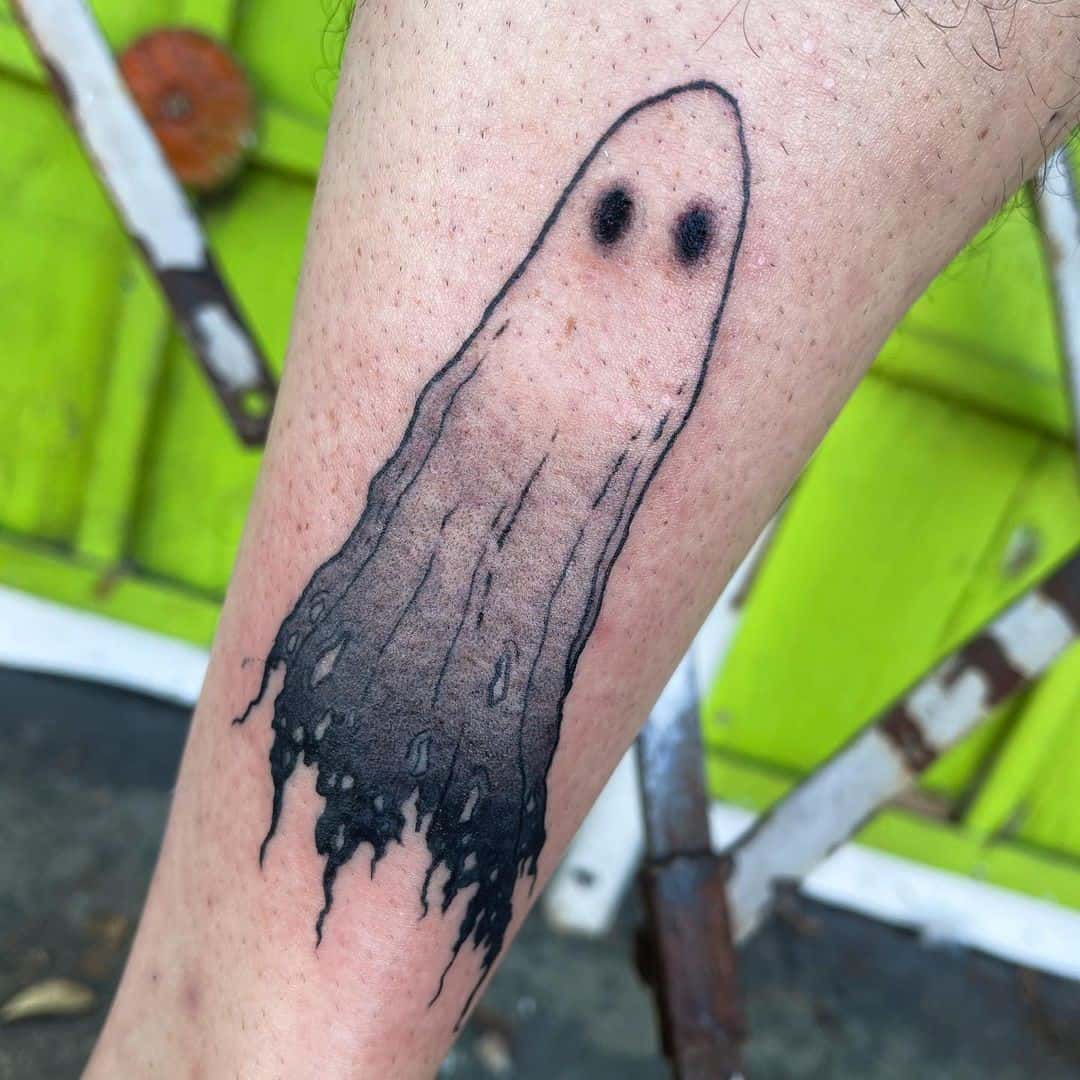 Pequeño tatuaje de fantasma en tinta negra 