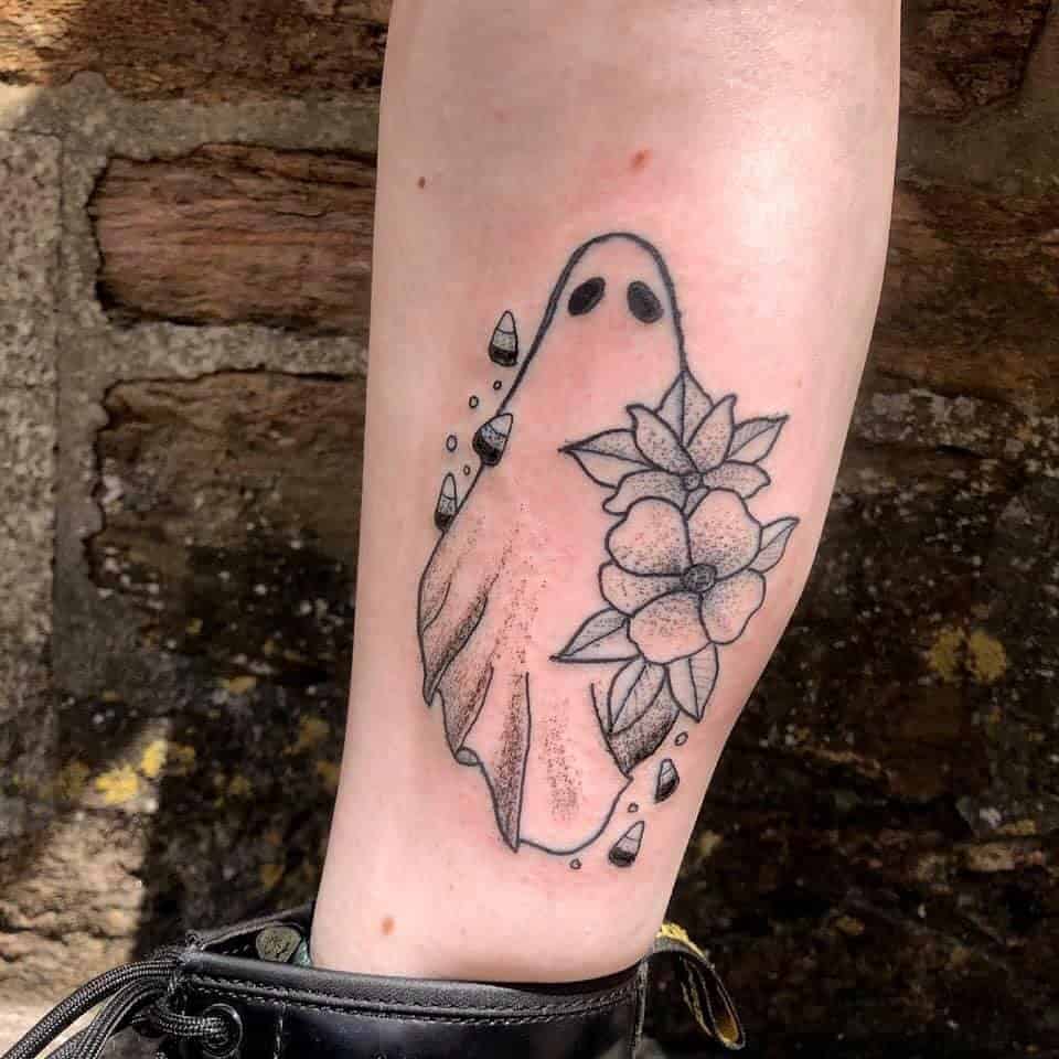 Diseños de tatuajes de fantasmas con flores 