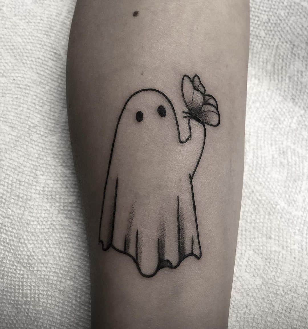 Tatuaje fantasma con una mariposa 