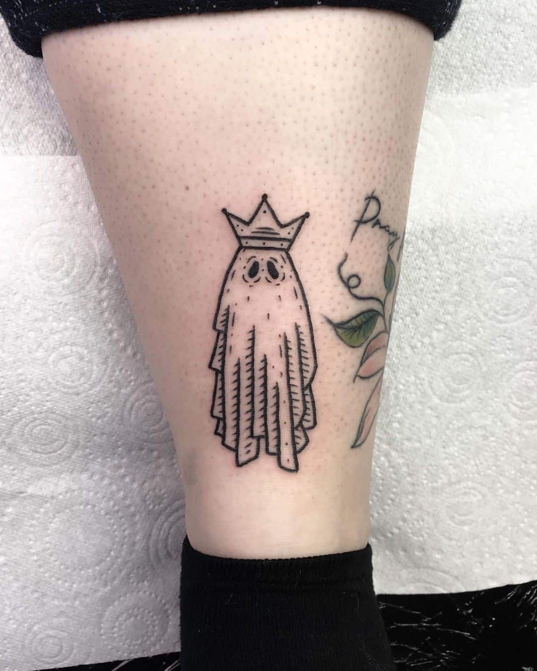 Fantasma con un tatuaje de corona 