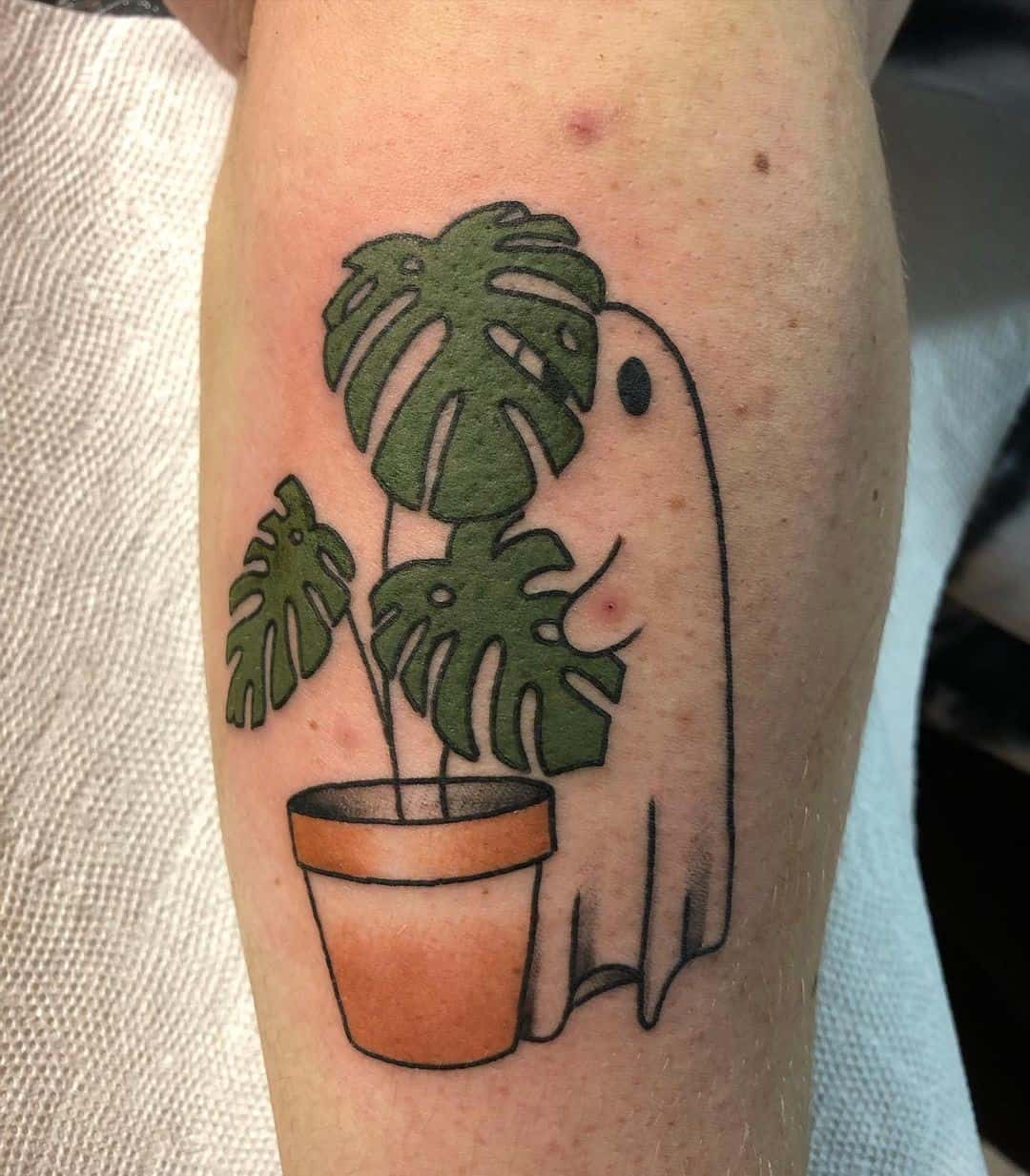 Fantasma con un tatuaje de planta 