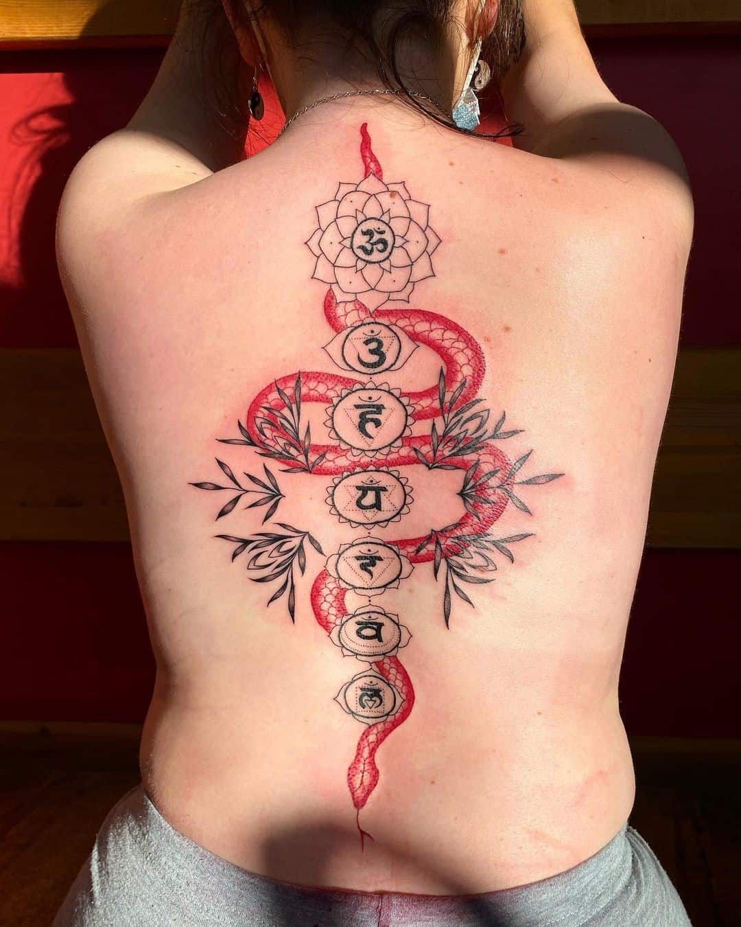 Tatuaje de 7 chakras en la espalda