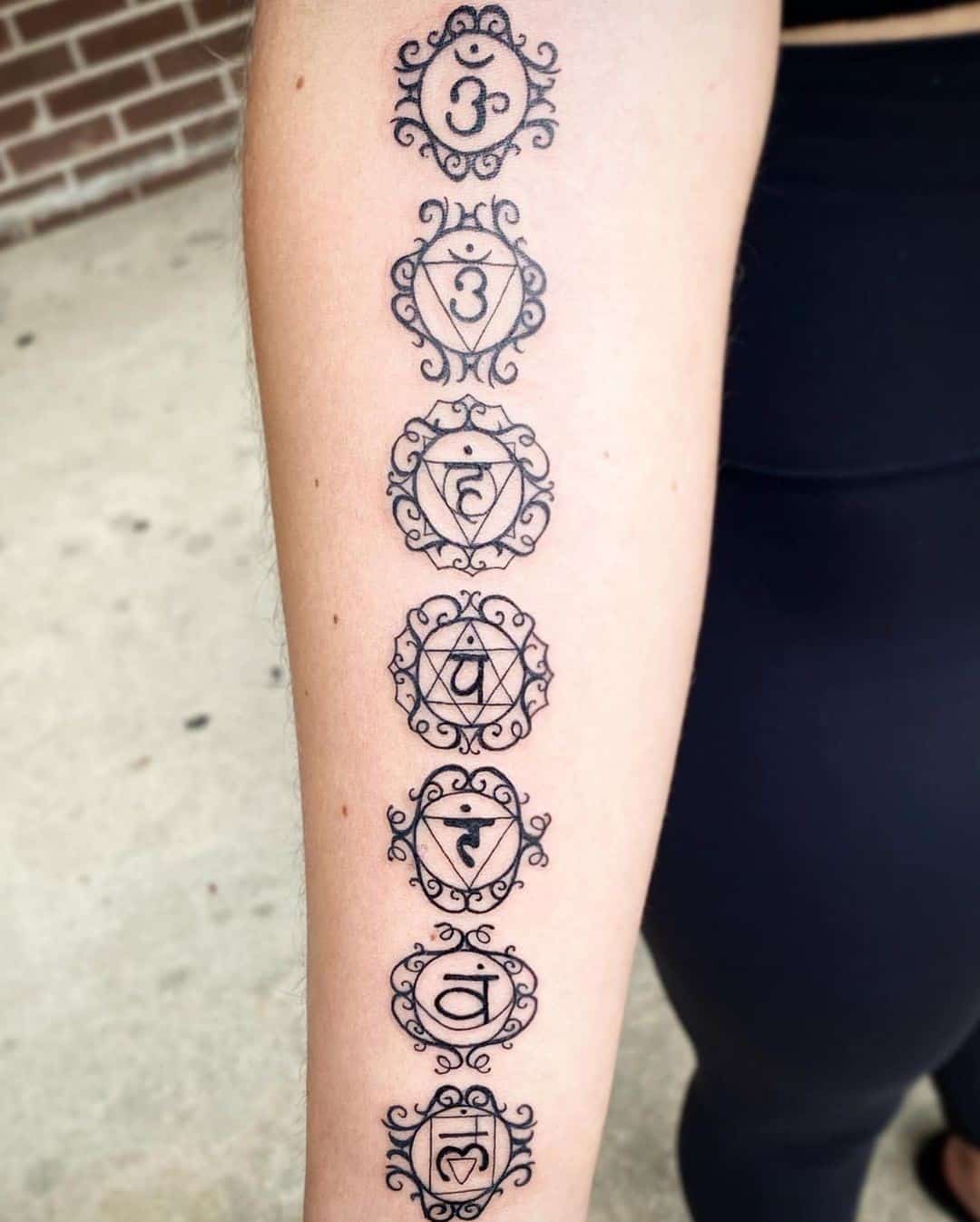 Tatuaje De Chakras En Blanco Y Negro 