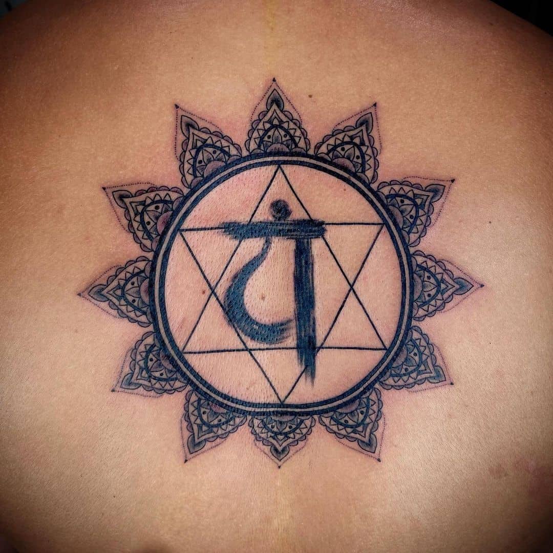 Símbolo de tatuaje de chakra negro 