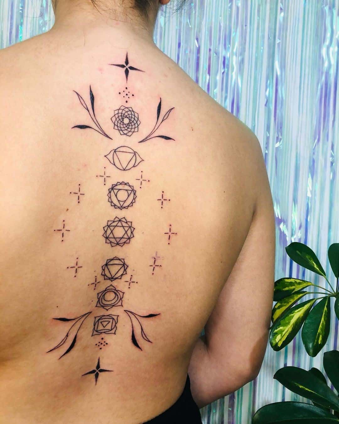 Tatuaje de chakra en la espalda 