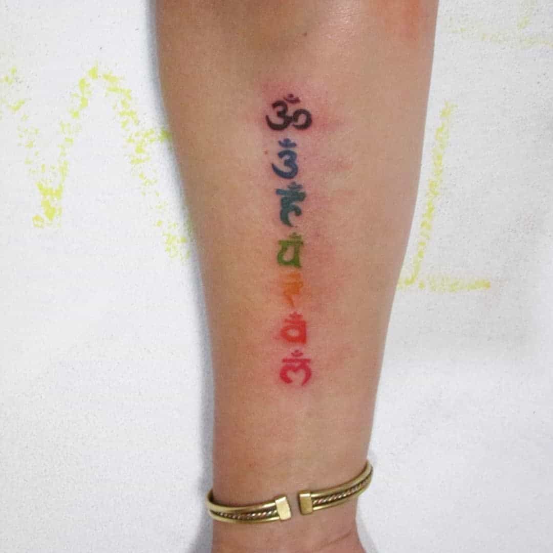 Pequeño tatuaje de chakra colorido 