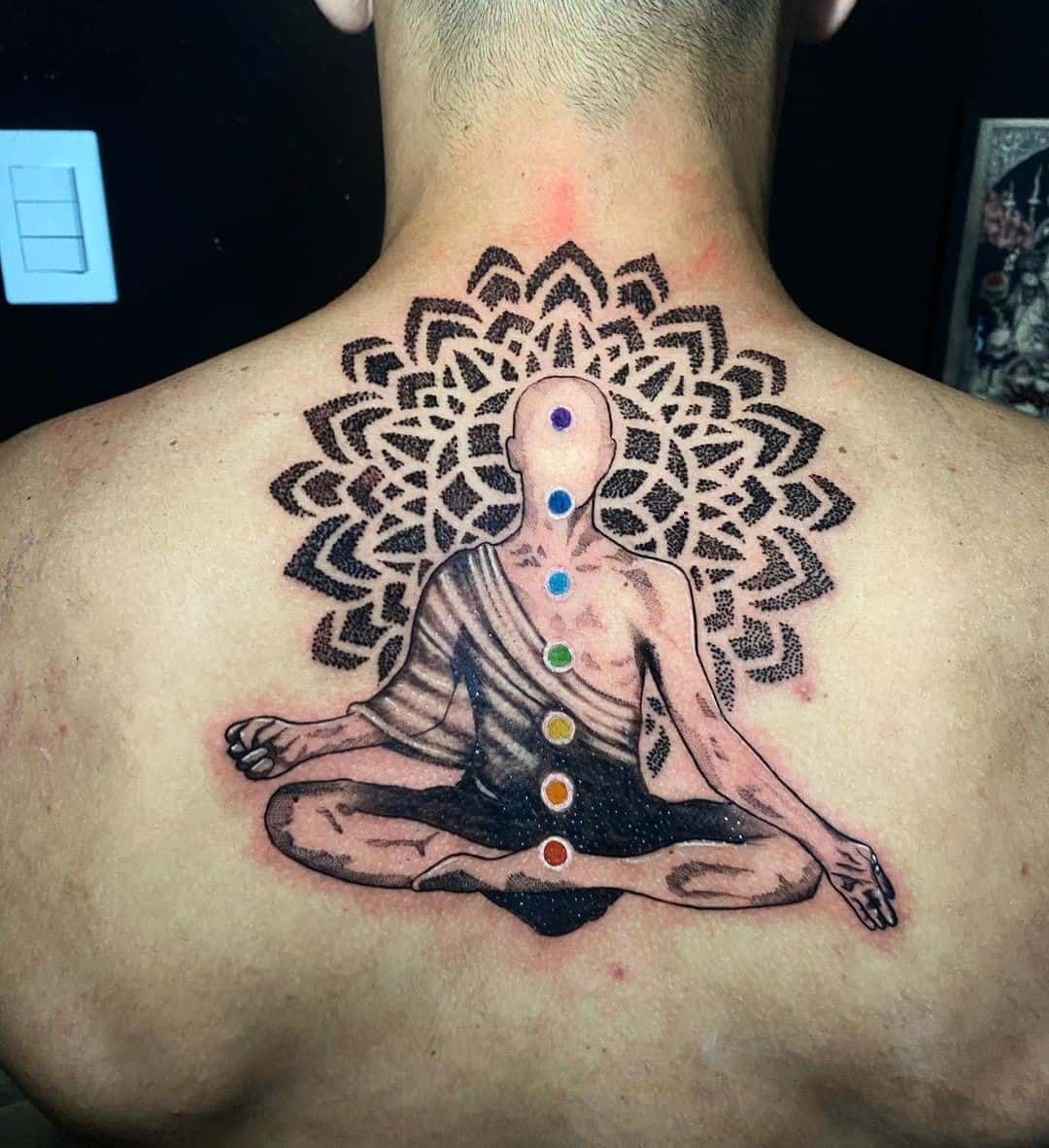 Símbolos de Chakra sobre el tatuaje de la espalda 