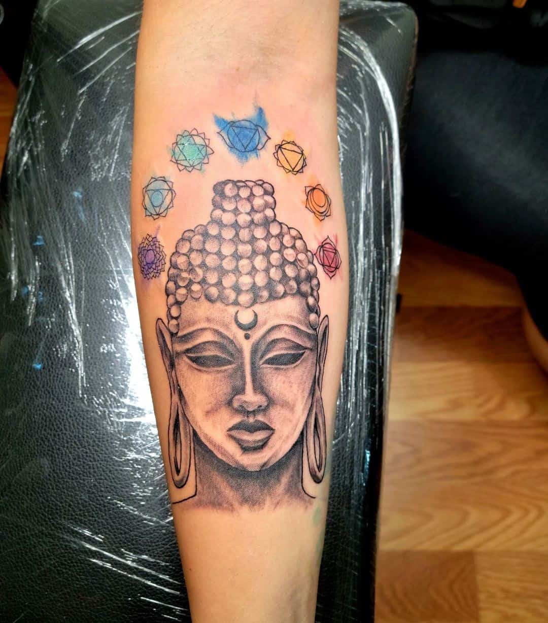 Tinta colorida del tatuaje del chakra del antebrazo 