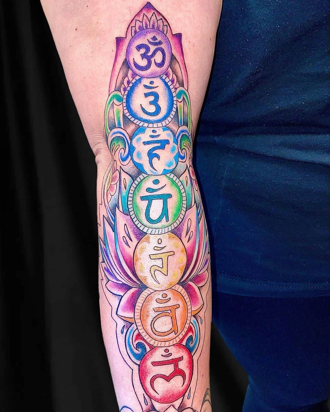 Tatuajes de chakras Acuarela sobre el brazo 