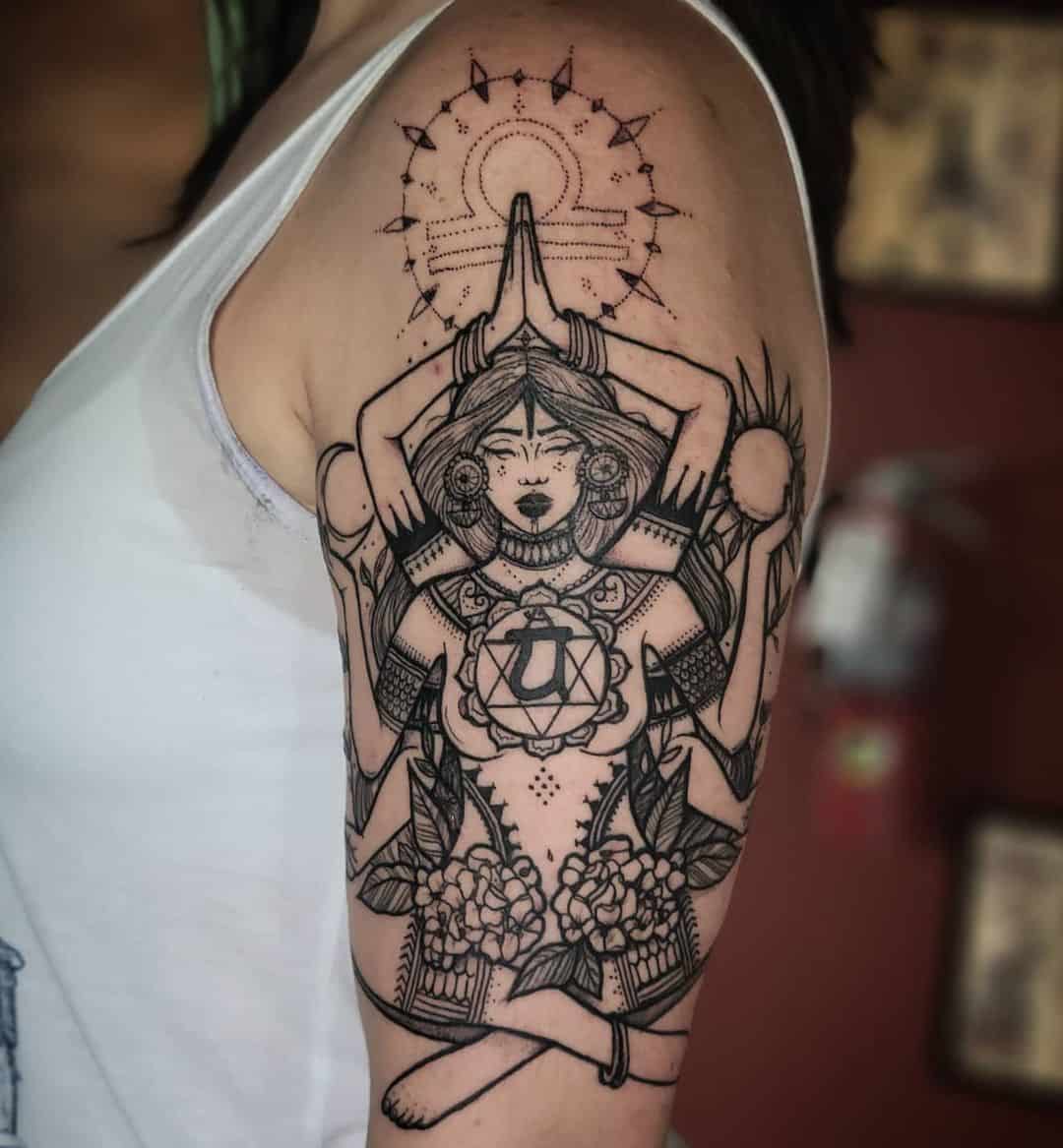 Tatuaje de chakra de hombro de tinta negra 