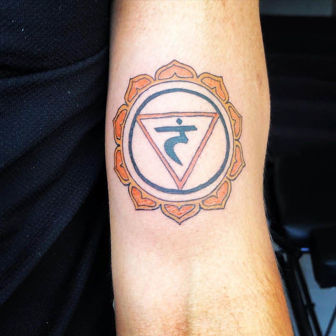 Tinta de tatuaje de chakra amarillo 