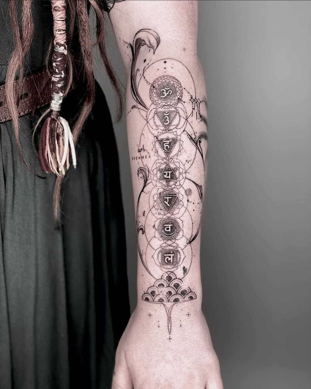 Tatuaje de chakra del antebrazo tinta negra 