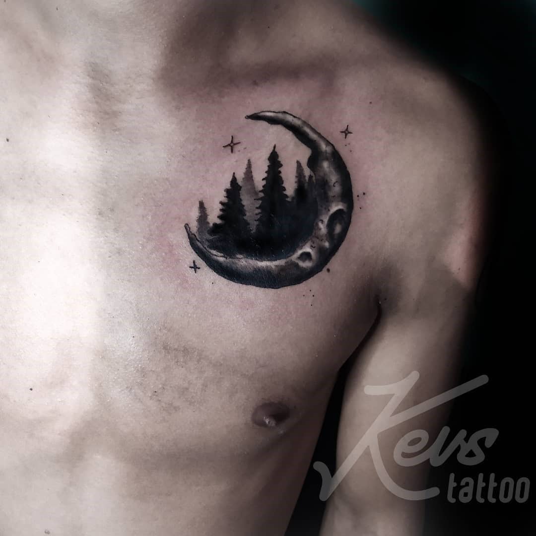 Tatuaje de bosque en el pecho para hombres 