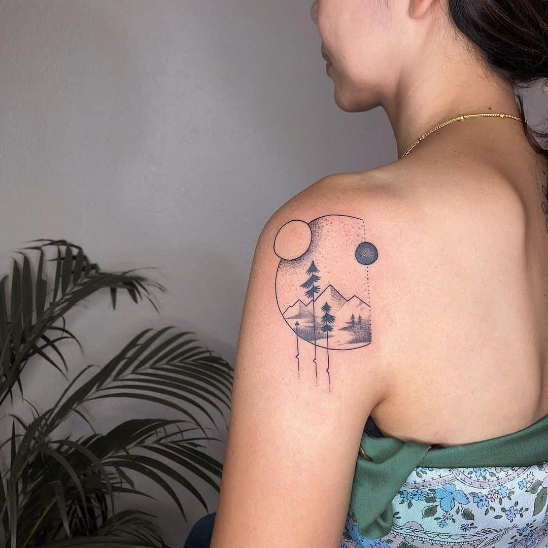Idea femenina del diseño del tatuaje del bosque