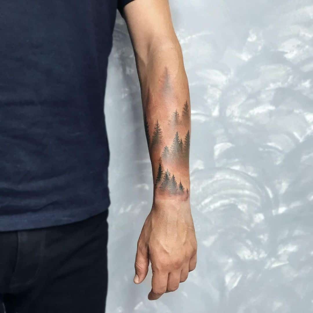 Idea del antebrazo del tatuaje del bosque