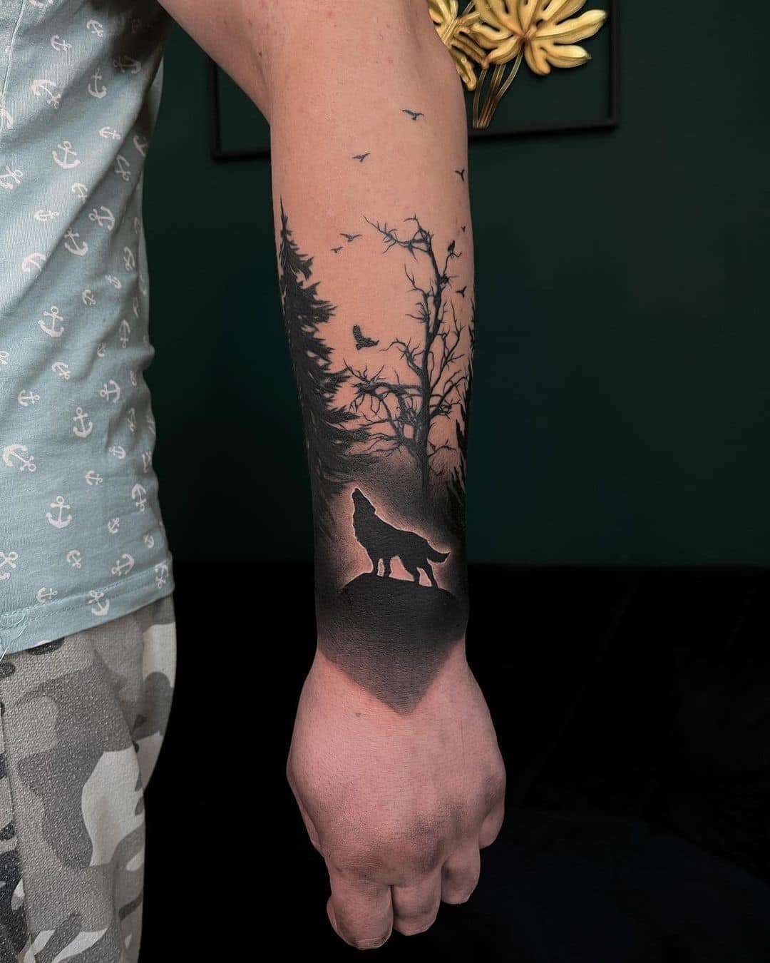 Tatuaje en el brazo, bosque con un lobo 