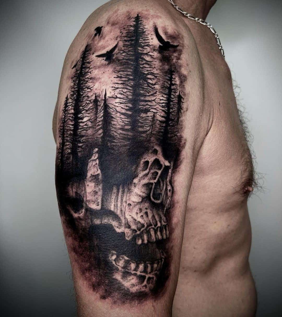 Hombro de tatuaje de bosque oscuro 