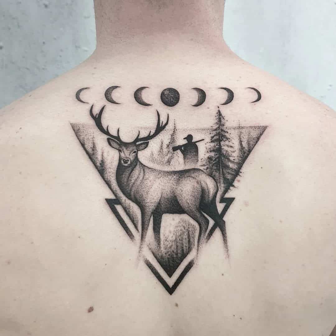 Tatuaje de venado en el bosque en la espalda 