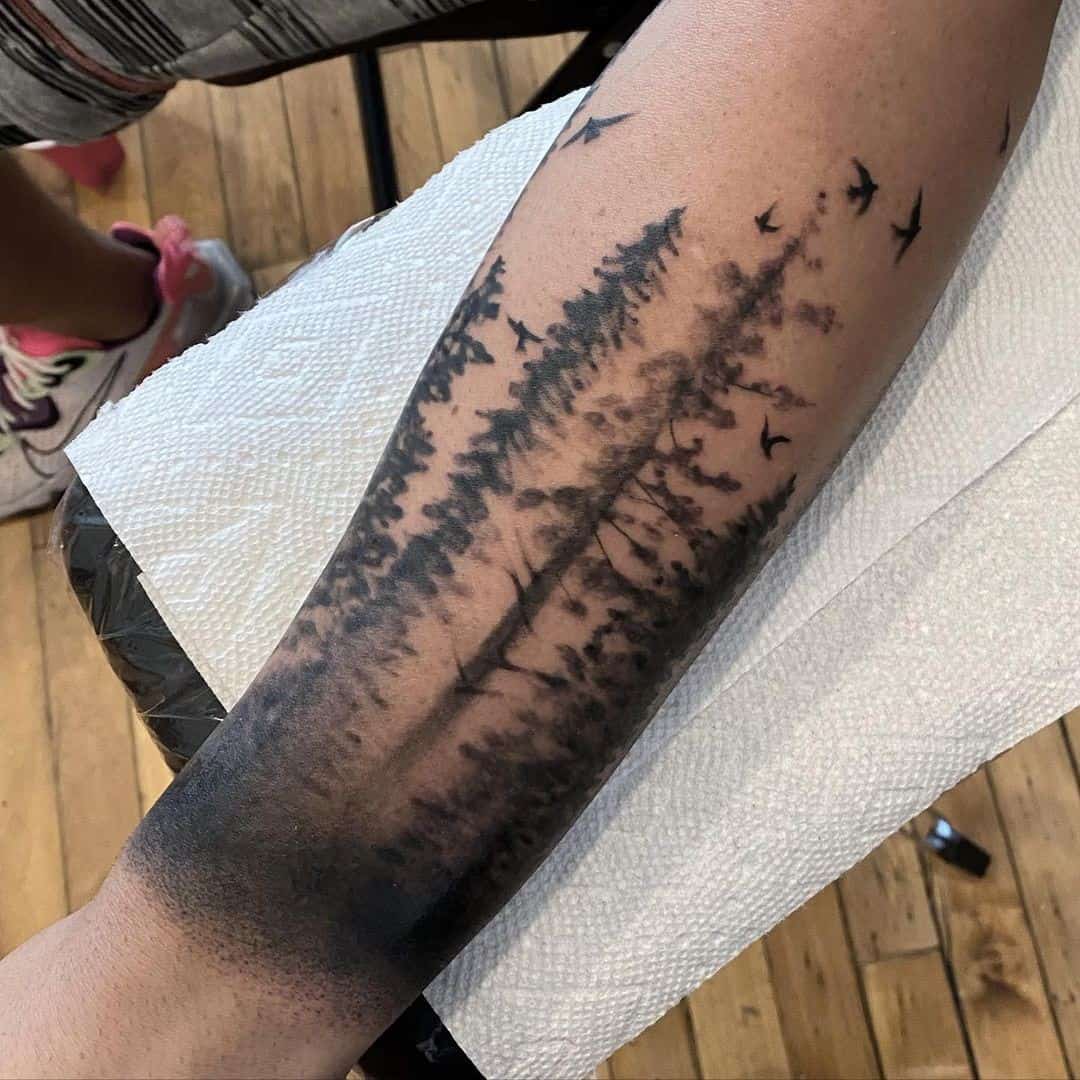 Tatuaje de bosque realista