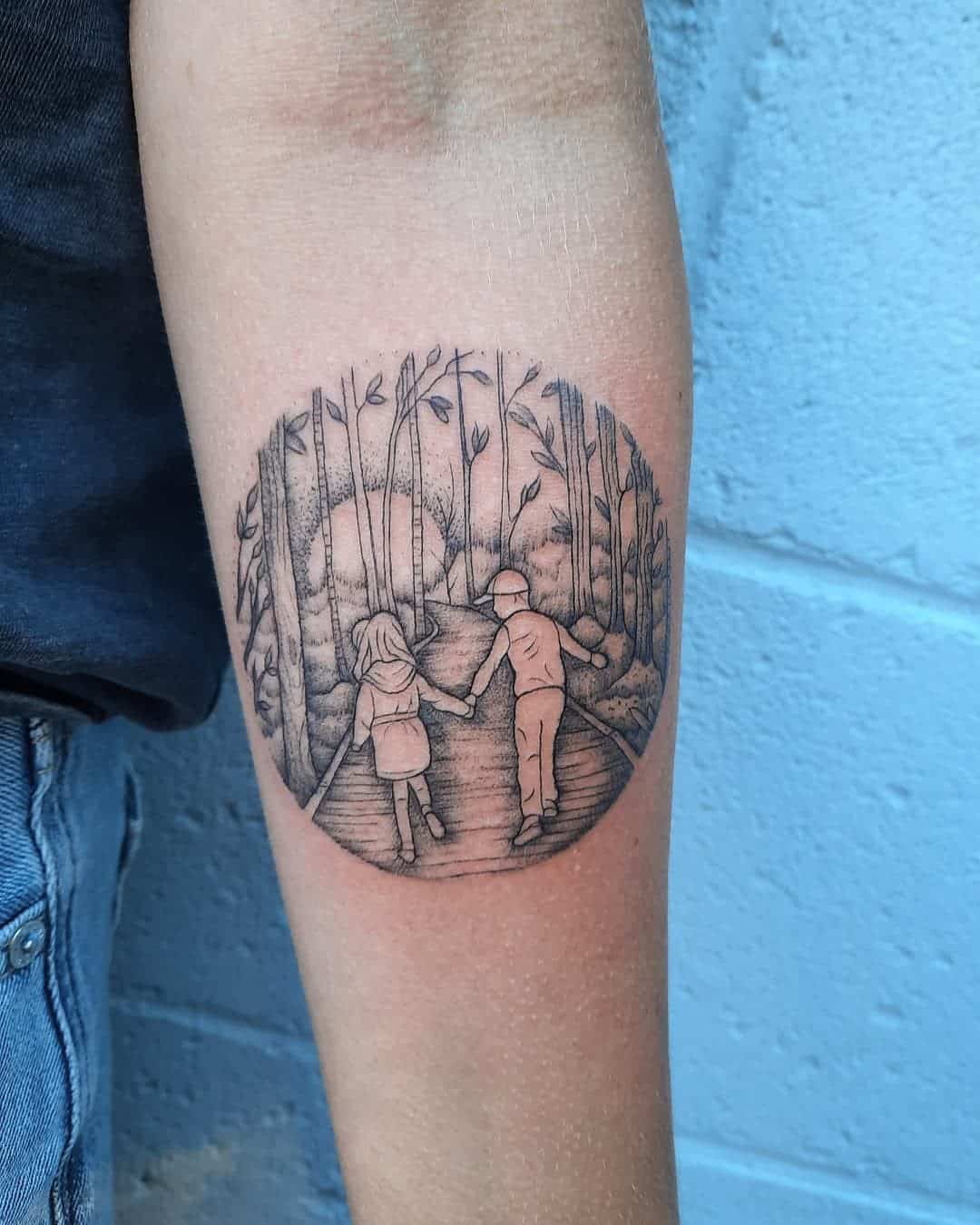 Pequeño tatuaje de bosque en el antebrazo 