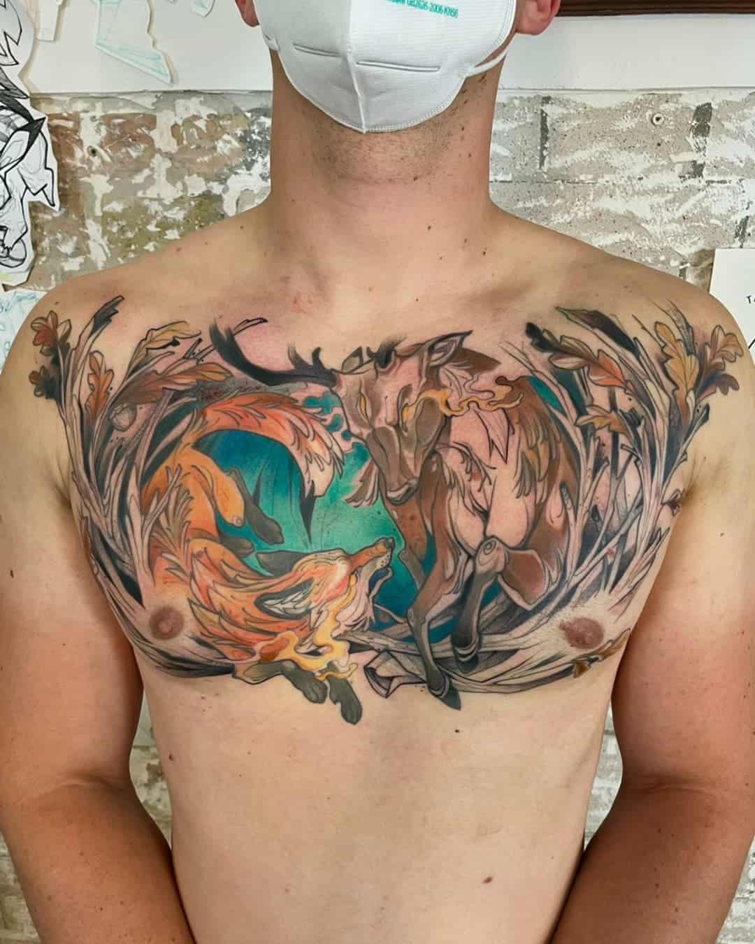 Ideas del tatuaje del bosque sobre el pecho 
