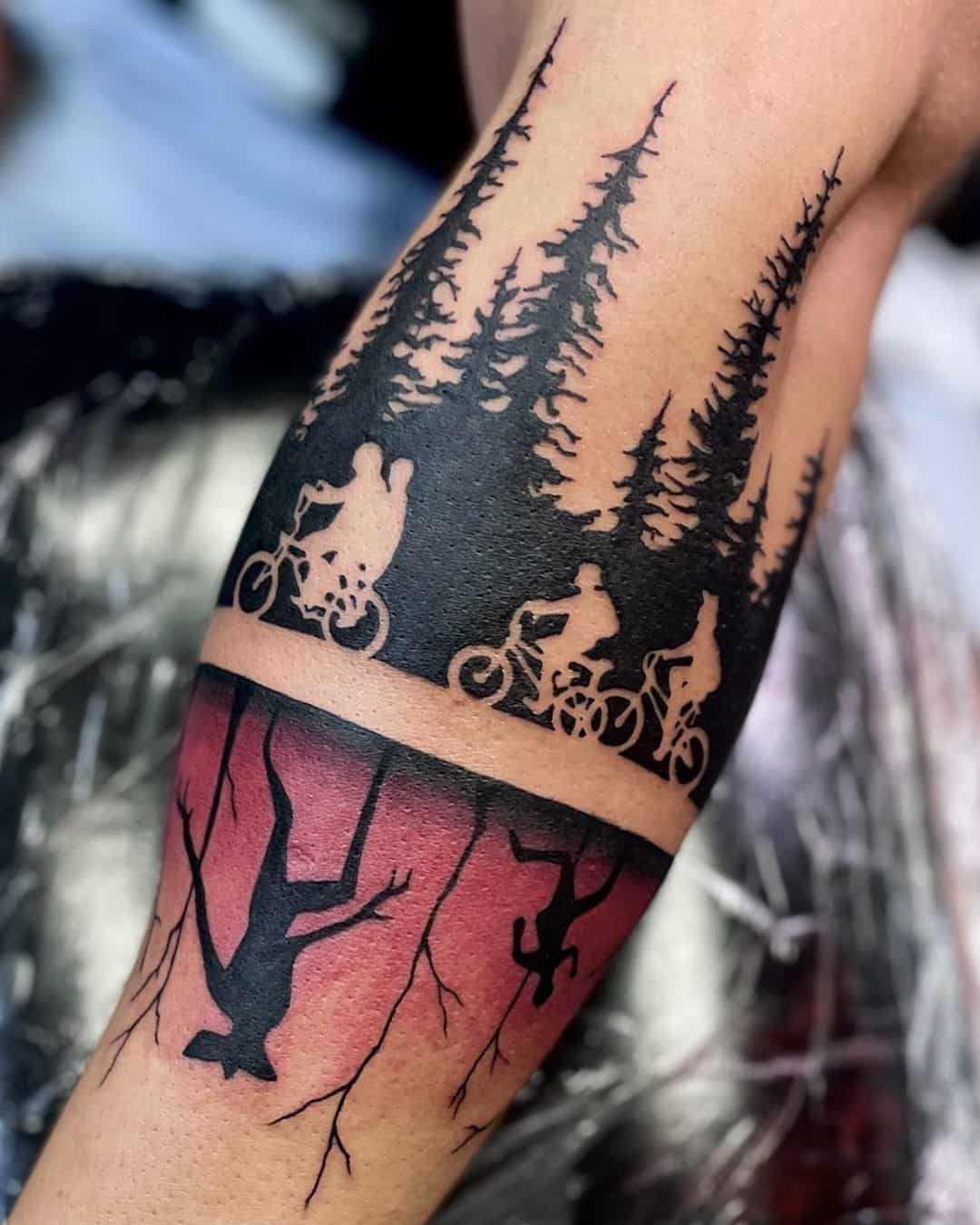 Idea artística del tatuaje del bosque del oso