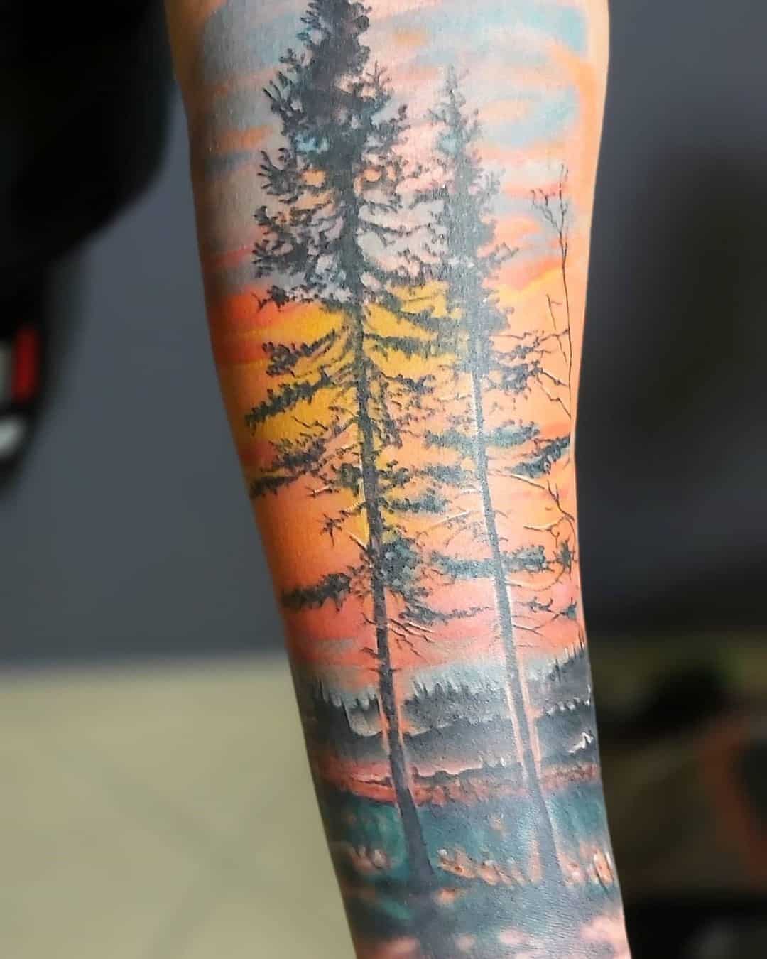 Tatuaje en el brazo, bosque de colores 