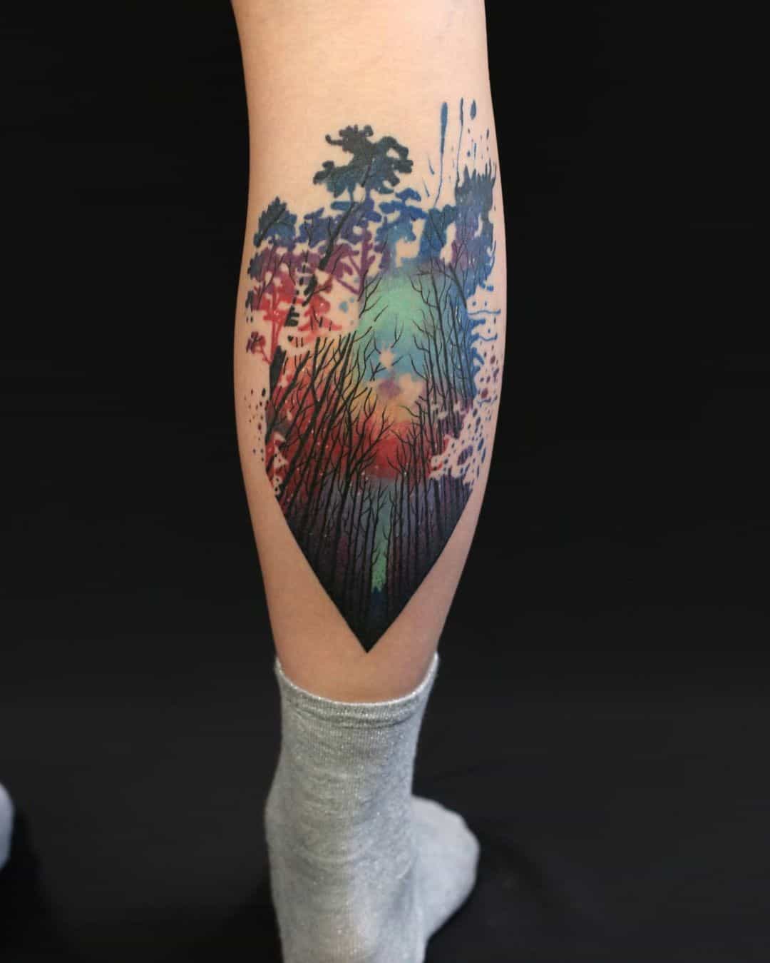 Tatuaje de bosque de pantorrilla en la pierna 