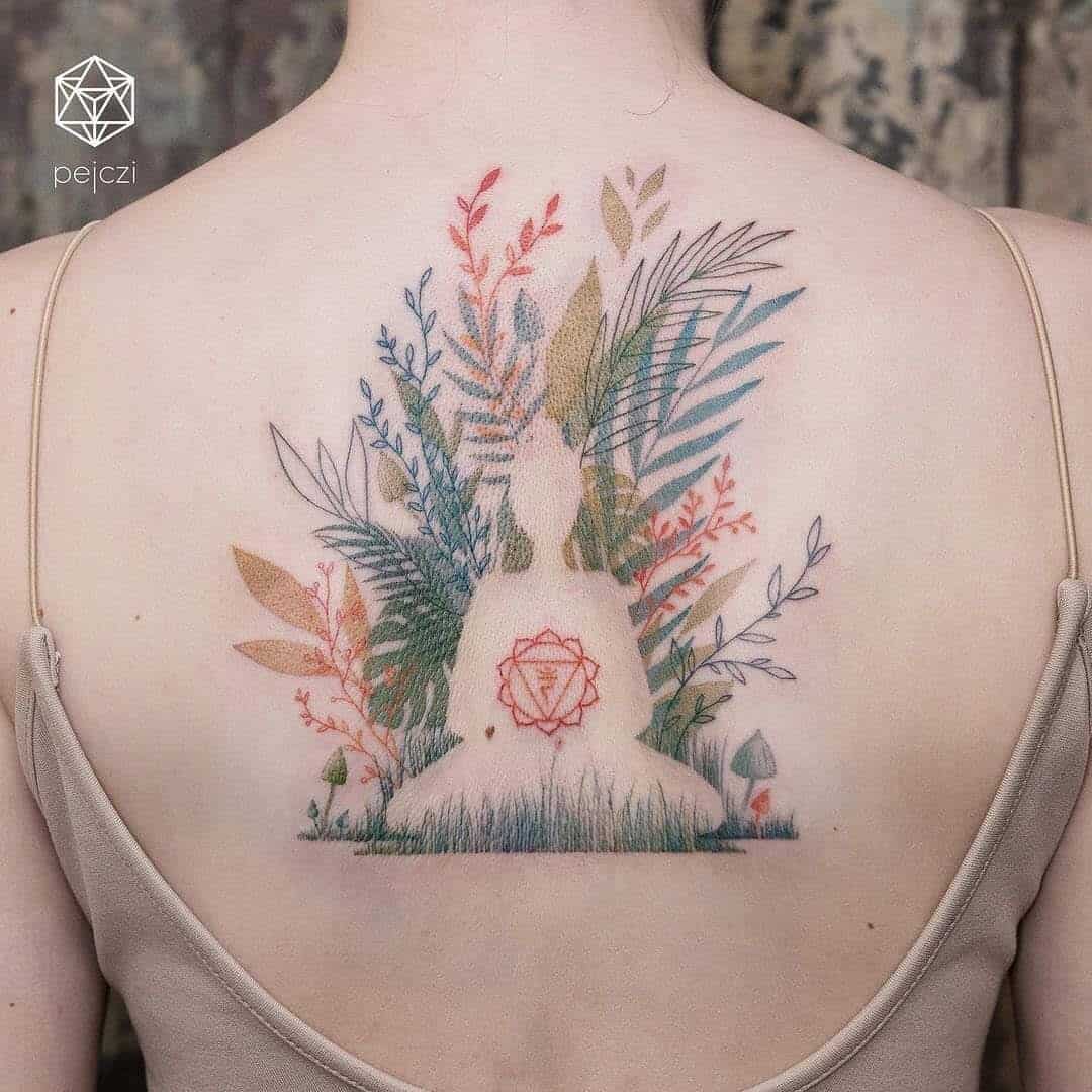 Idea femenina del tatuaje del bosque trasero