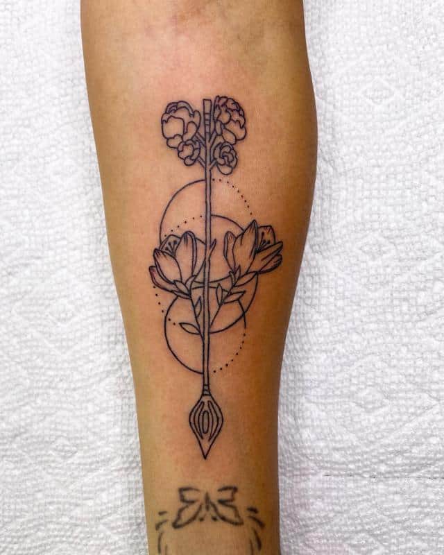 Tatuaje de Virgo con elementos vegetales 1
