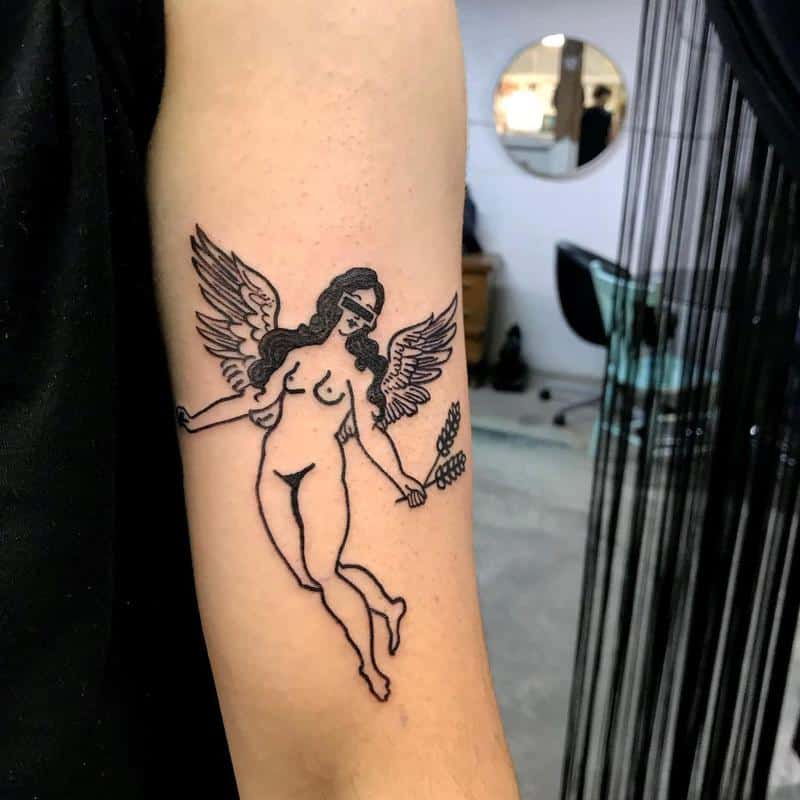 mujer desnuda virgo tatuaje 2