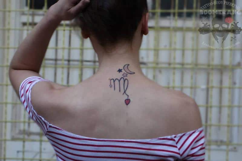 Tatuaje de Virgo detrás del cuello