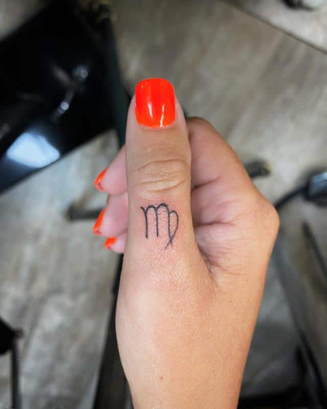 Tatuaje de dedo de Virgo 1