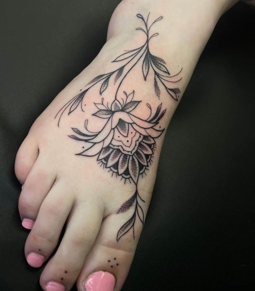Tatuaje en el dedo del pie Tinta en blanco y negro 