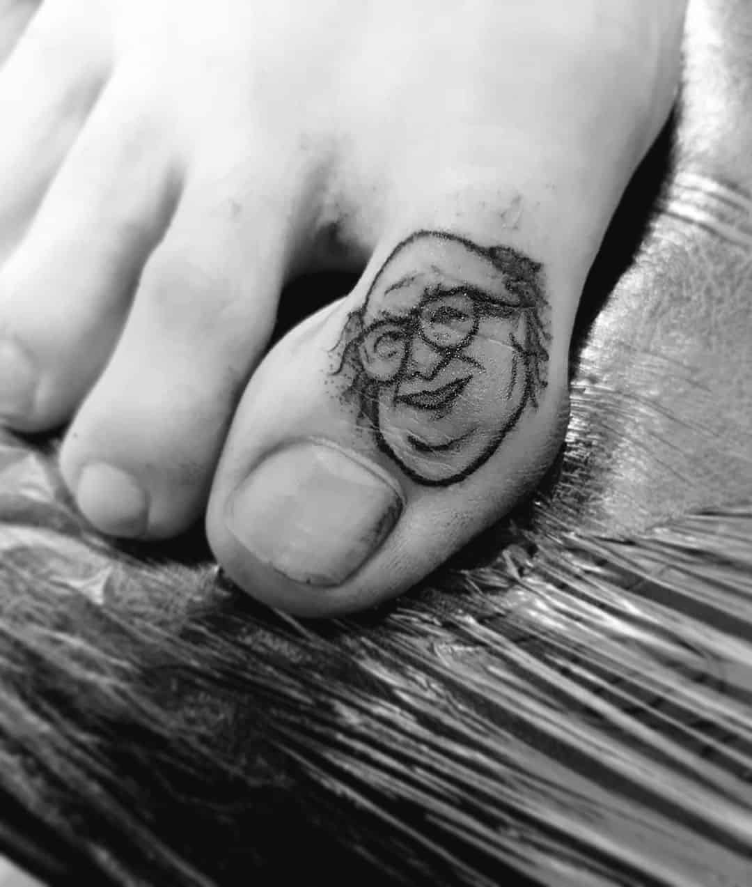 tatuaje de dedo del pie de dibujos animados 