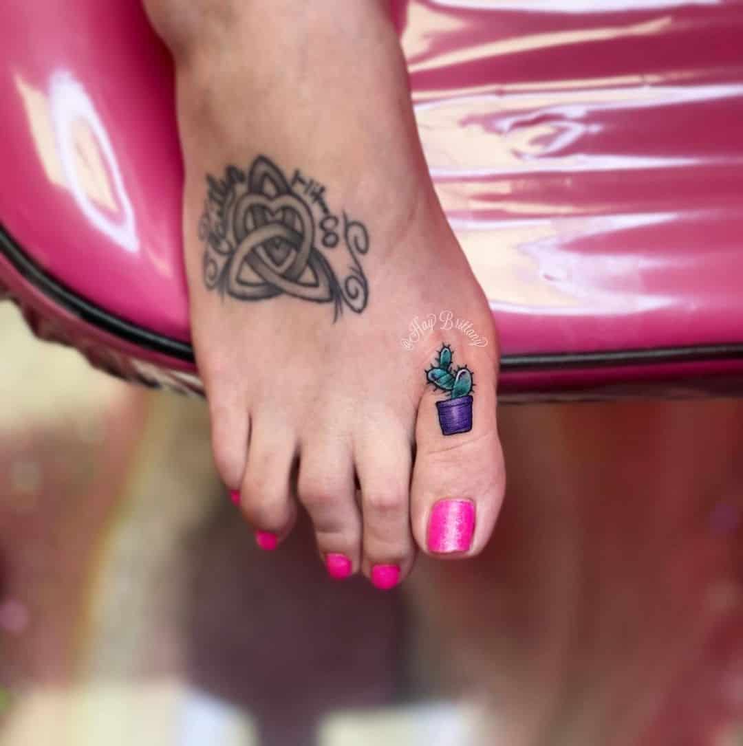 Tatuaje en el dedo del pie con estampado floral 